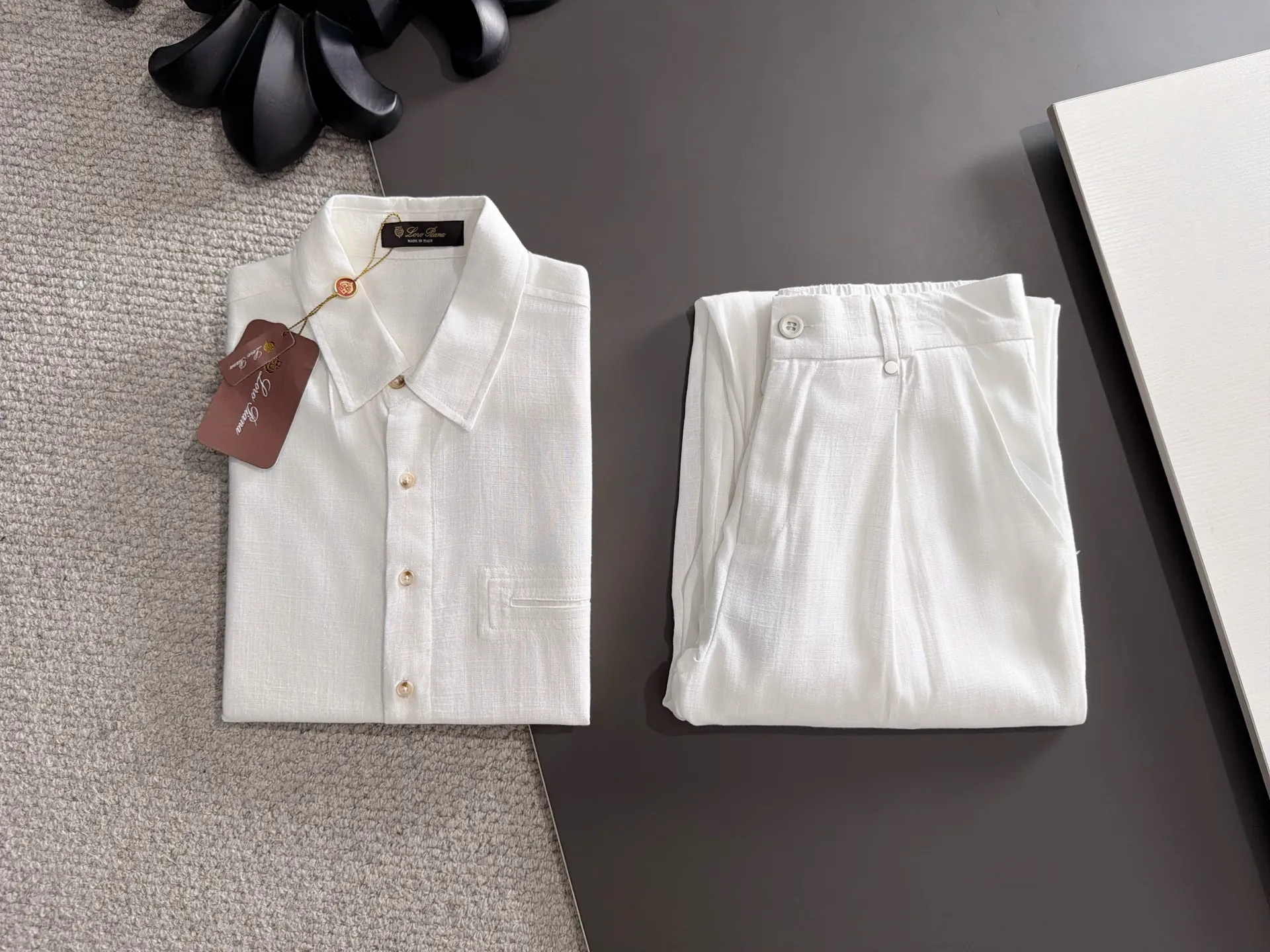 Next day shipment LP high quality Loro Piana 26ss autumn and winter New Arrival linen shirt set Made of one-on-one combed cotton yarn knitted linen fabrics, no pressure in and out of the counter Exclusive control of raw materials It feels substantial when weighed, and the upper body is more textured than ordinary T-shirts. This texture can cope with the weather easily and is suitable for both hot and cold! Loose fit design, looks noble. The only correct version is available Size: M to XXXL